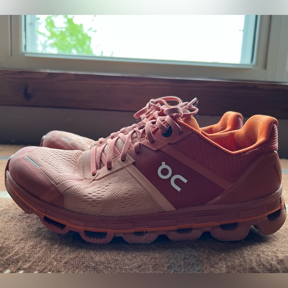 On could running shoes - Picture 4 of 5